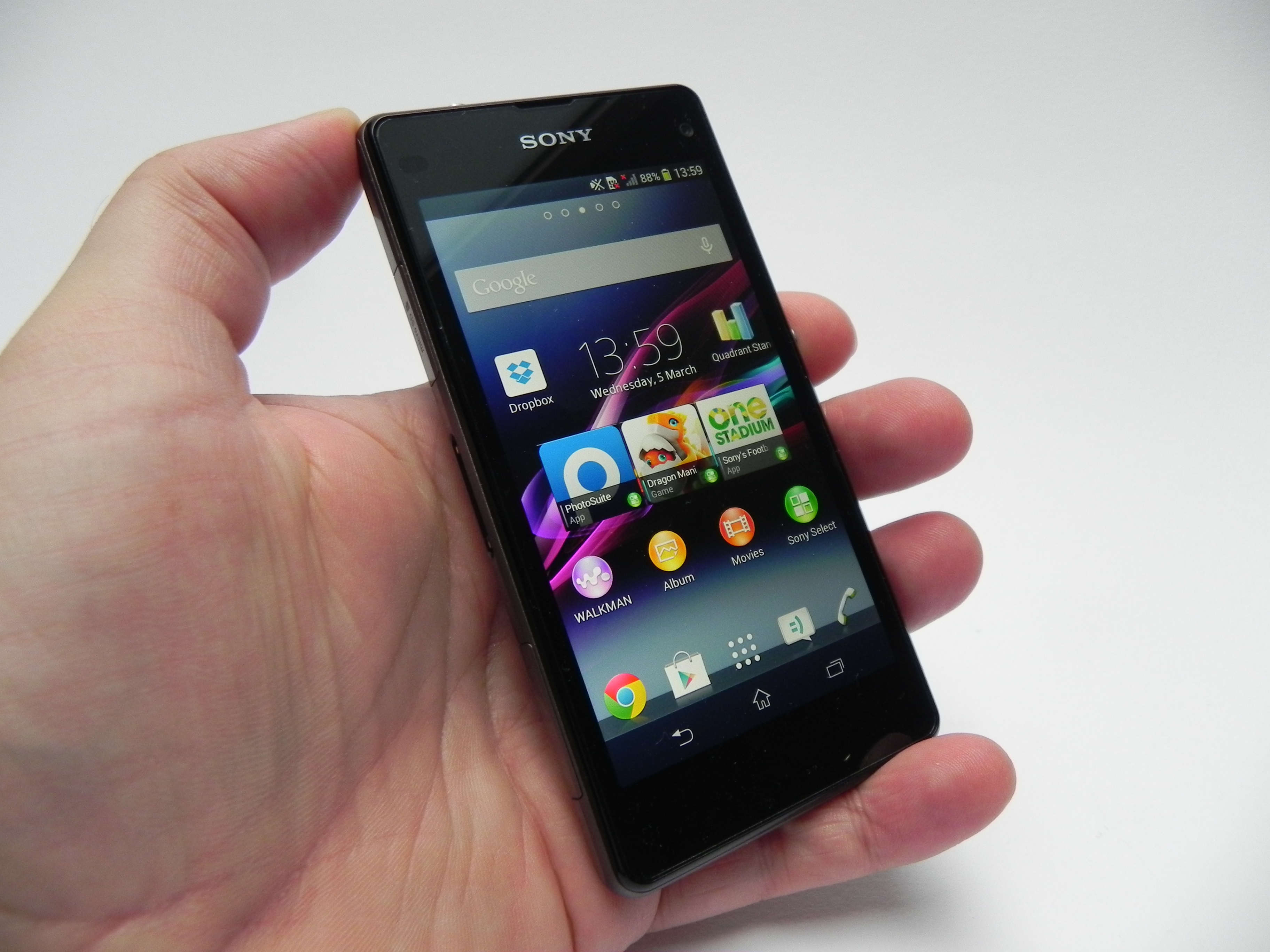 agitatie Academie Matig Sony Xperia Z1 Compact Review: Smaller Xperia Z1 is Better Than the Big  Brother in a Few Regards (Video) | GSMDome.com