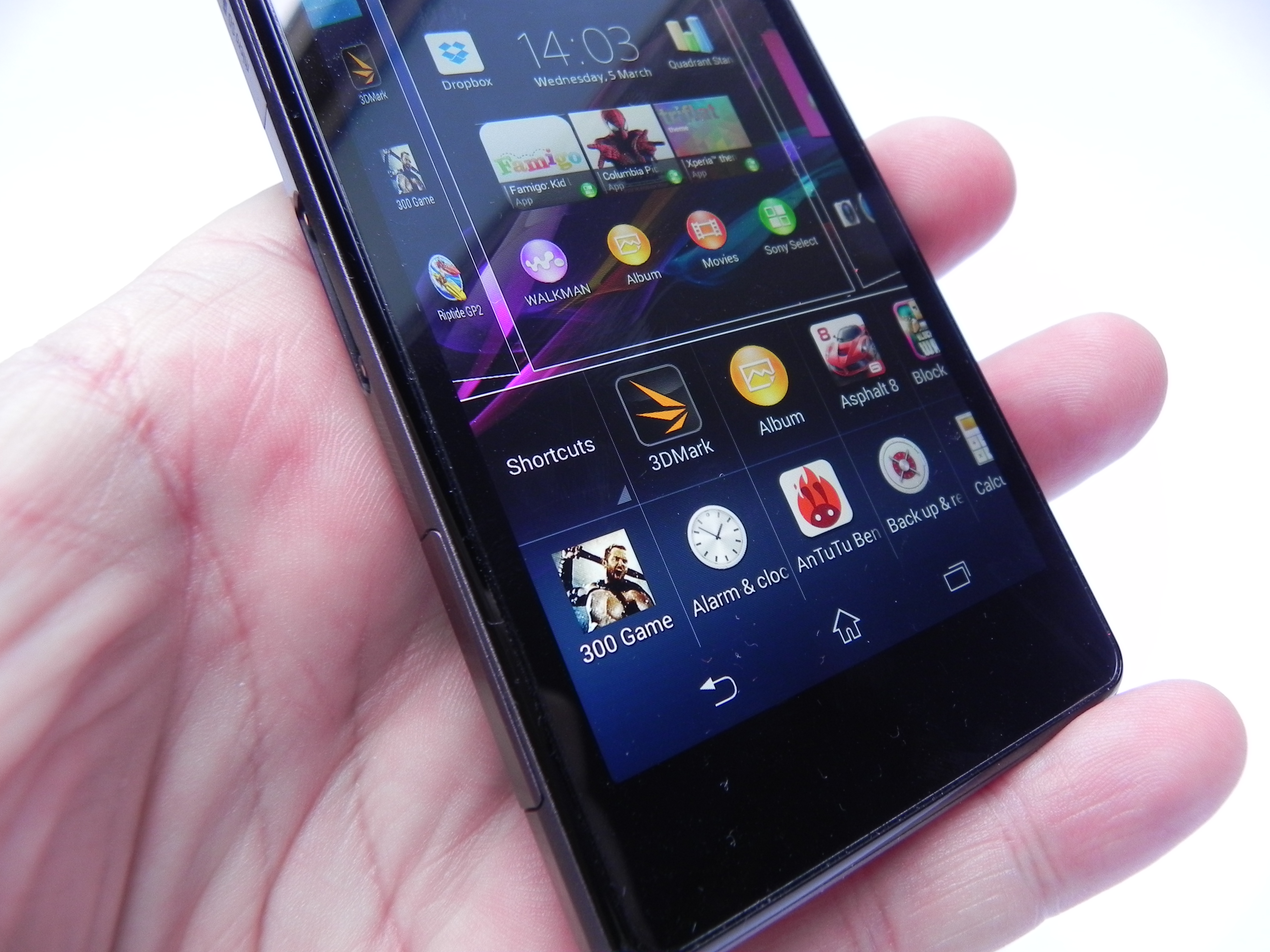 oosters Aanvankelijk elektrode Sony Xperia Z1 Compact Review: Smaller Xperia Z1 is Better Than the Big  Brother in a Few Regards (Video) | GSMDome.com