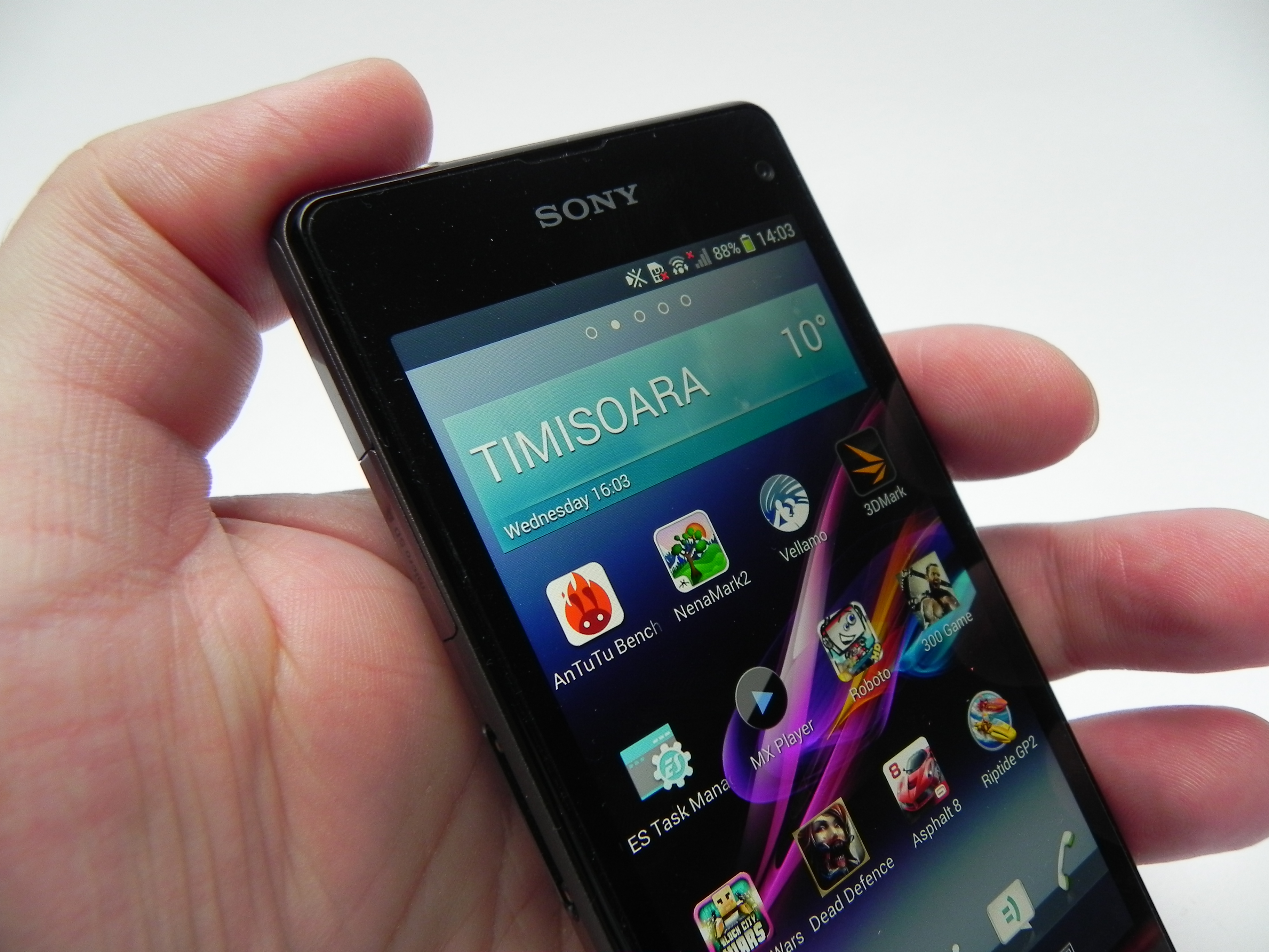 Xperia Z1 Compact Review: Smaller Xperia is Better Than the Big Brother in a Regards (Video) | GSMDome.com