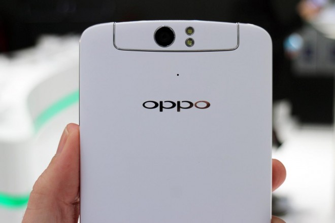 Oppo-N1-hands-on-camera-back-macro