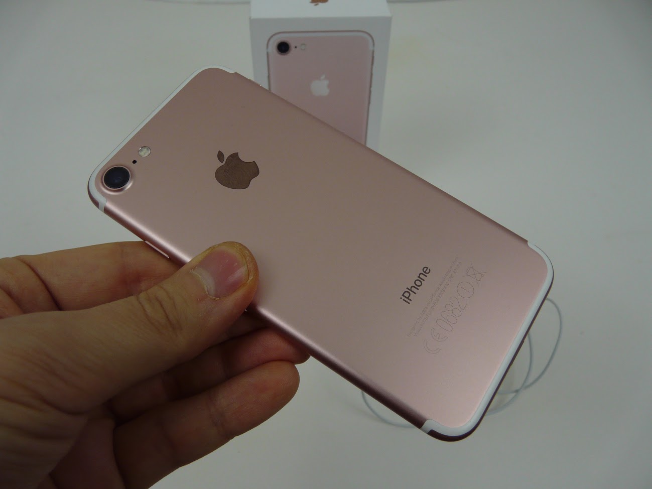 Apple iPhone 7 Unboxing (32 GB, Rose Gold): a Familiar Face Gives