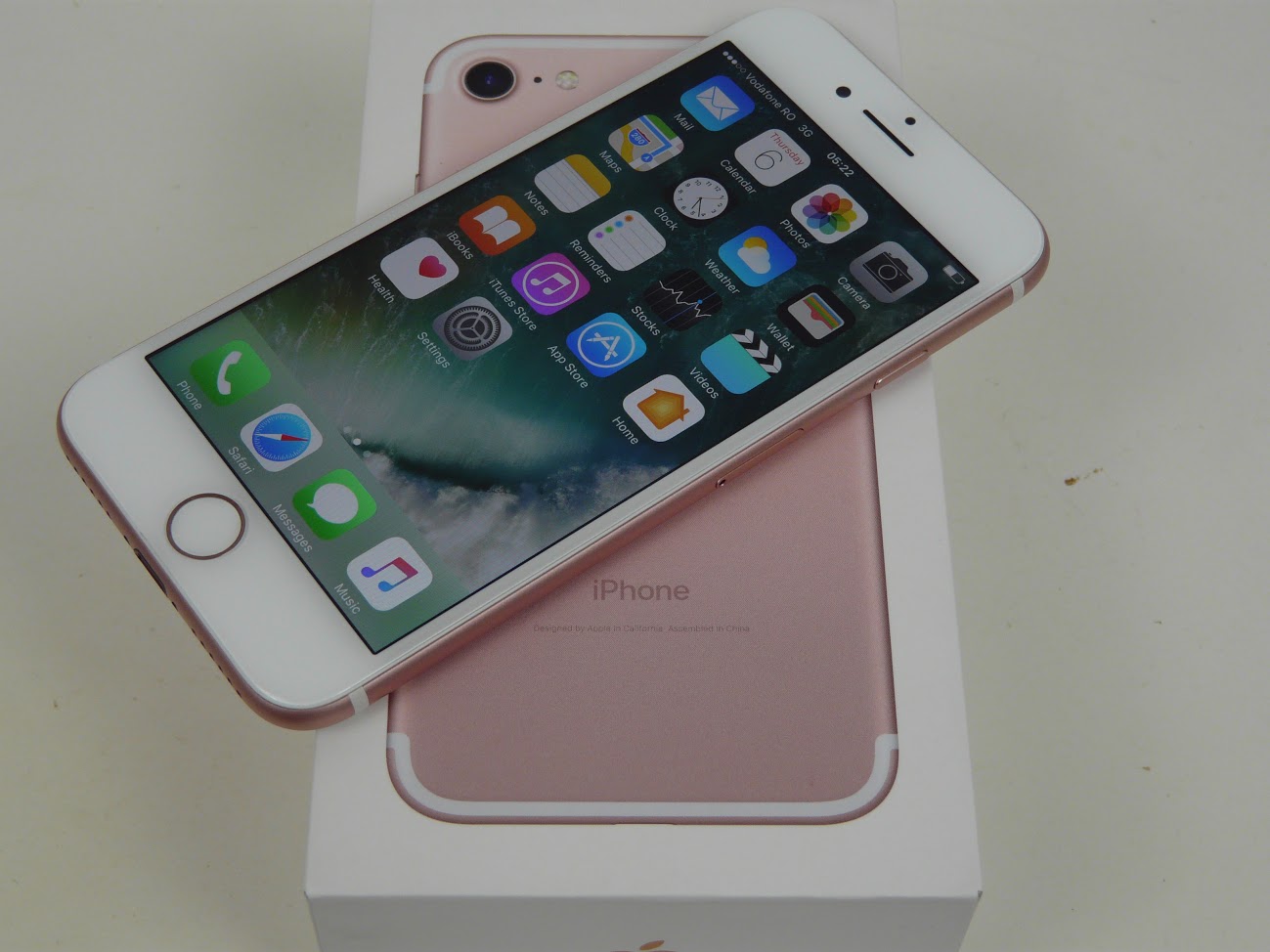 Apple Iphone 7 Unboxing 32 Gb Rose Gold A Familiar Face Gives Up Some Trademark Traits Gains A Lot Of New Ones Video Gsmdome Com