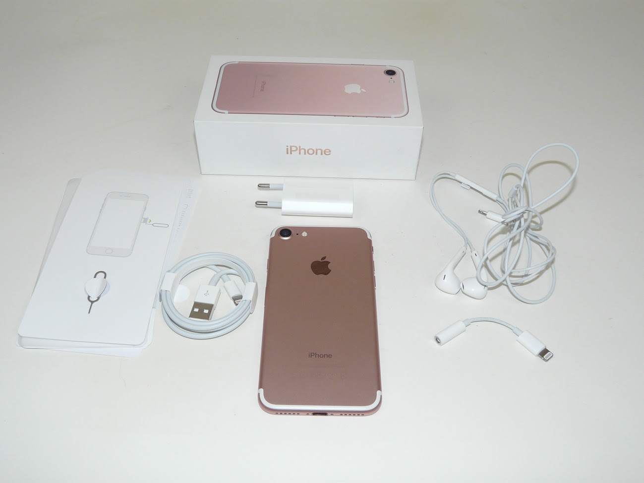 Apple Iphone 7 Unboxing 32 Gb Rose Gold A Familiar Face Gives Up Some Trademark Traits Gains A Lot Of New Ones Video Gsmdome Com